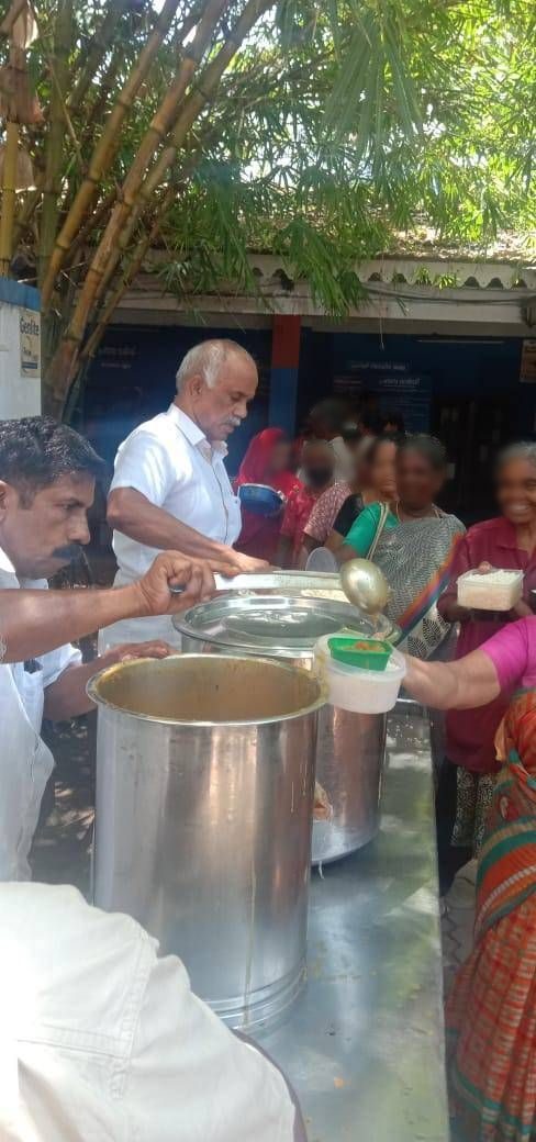 Meal distribution line at General Hospital, Ernakulam