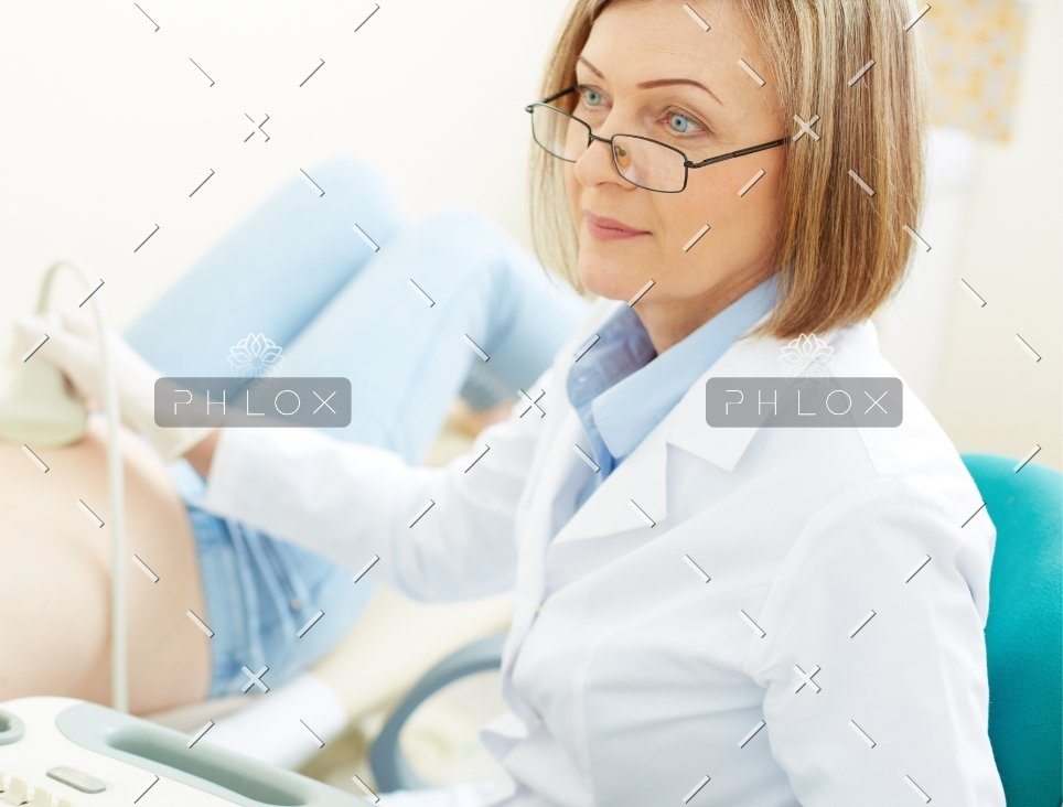 demo-attachment-777-obstetrician-at-work-PNT4KUF-1